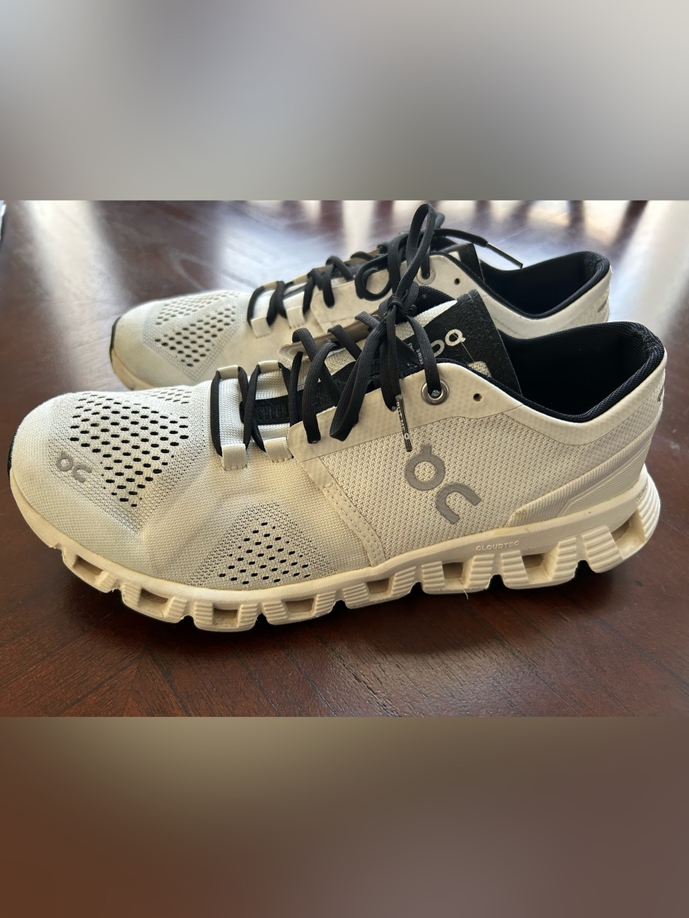 On Running Women's Cloudswift Athletic Shoes in White and Black size 9